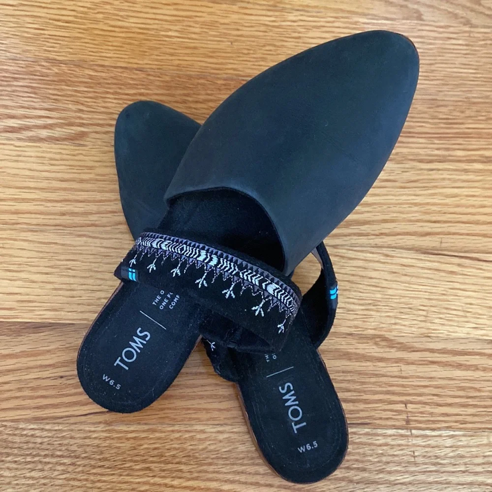 Tom’s “Jutti” Slip on Black Nubuck Mule Flats w Embroidered Strap.